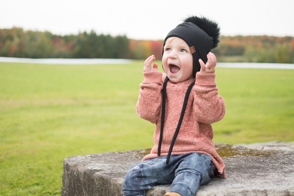 Tuque avec oreilles doublée en micro polar UNIE noire - MomMe et Cie Inc.